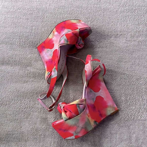 Alice + Olivia by Stacey Bendet Ilisa Watercolor-Print Wedge Sandal Size 40 - Picture 2 of 7